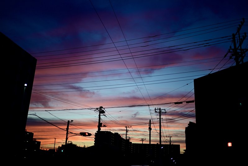 『夕焼けと電線が包む静かな街並み』

📸 NIKON ZR + NIKKOR Z 35mm f/1...の画像