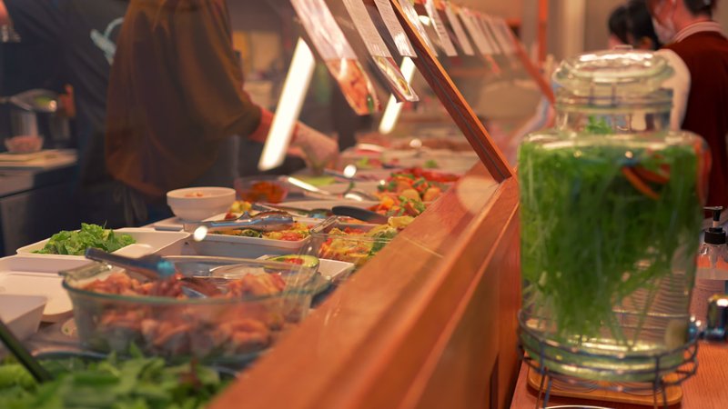 活気あるサラダバーの準備と提供
0:11 | 3840x2160
#videostrの動画