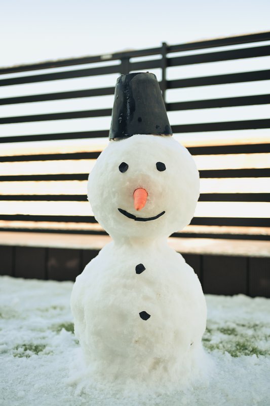 『夕暮れに笑うベランダの雪だるま』

📸 NIKON ZR + NIKKOR Z 35mm f/1...の画像