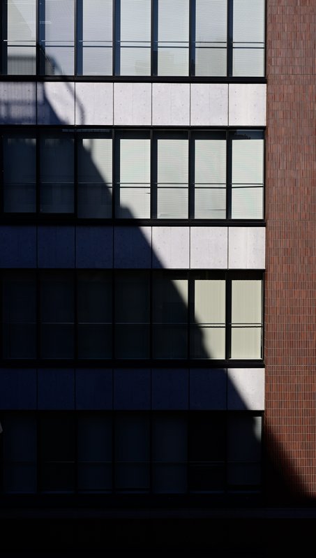 『ビルの窓に落ちる影の静けさを見つめて』

📸 NIKON ZR + NIKKOR Z 35mm ...の画像