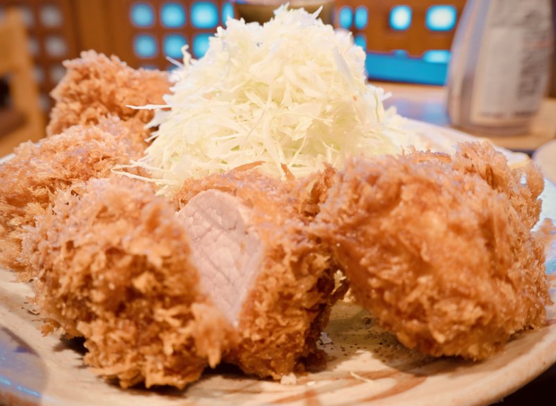 『揚げたてサクサクのとんかつ定食』

📸 NIKON ZR + NIKKOR Z 35mm f/1...の画像