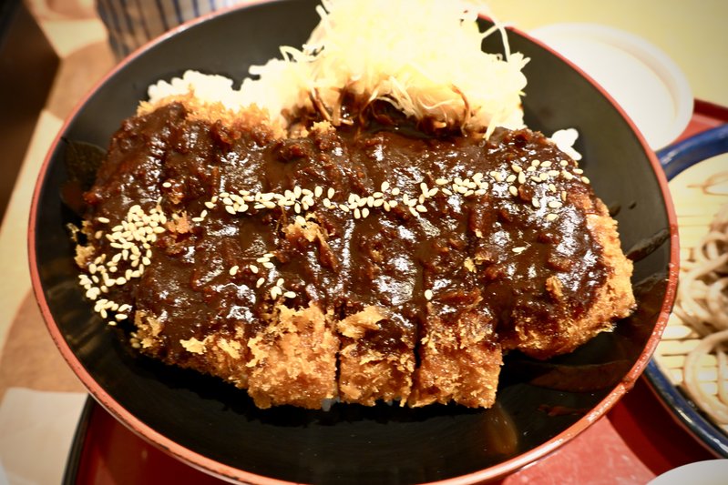 『ソース香る熱々のカツ丼でほっとする時間』

📸 NIKON ZR + NIKKOR Z 35mm...の画像