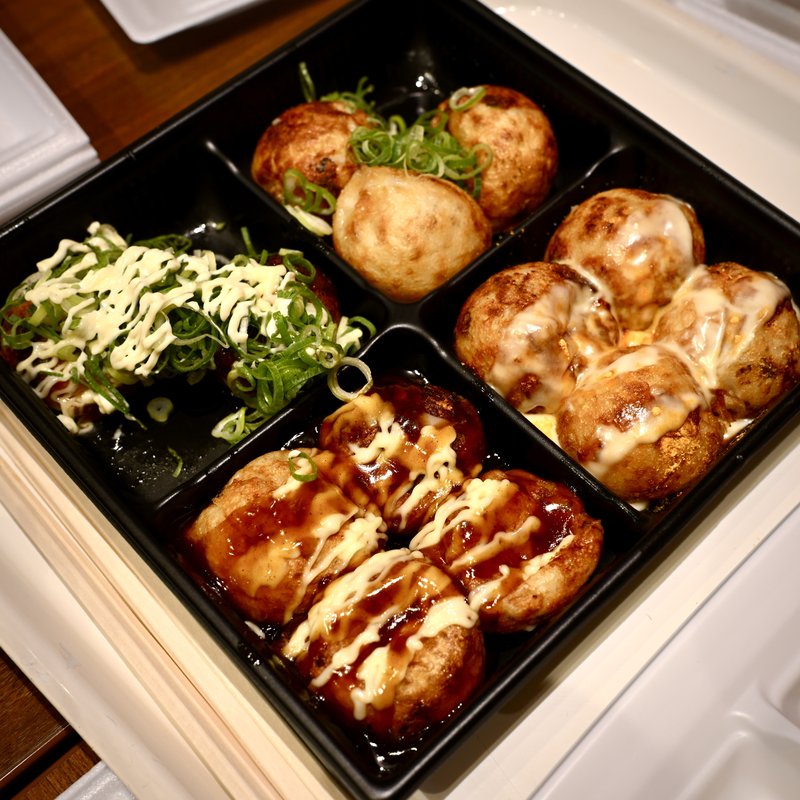 『ソースとマヨが香る熱々たこ焼き』

📸 NIKON ZR + NIKKOR Z 35mm f/1...の画像