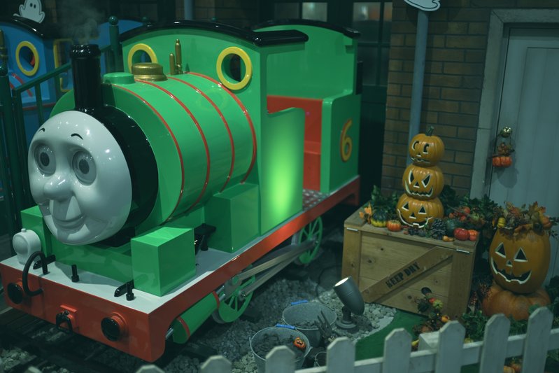 『緑の機関車とカボチャ飾りの風景』

📸 NIKON ZR + NIKKOR Z 35mm f/1...の画像